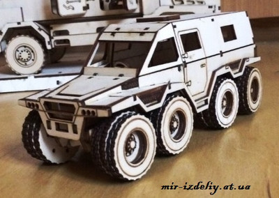 Бронированный автомобиль 8х8 из фанеры