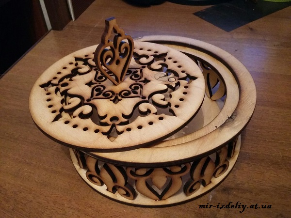Шкатулка круглая со снежинкой из фанеры