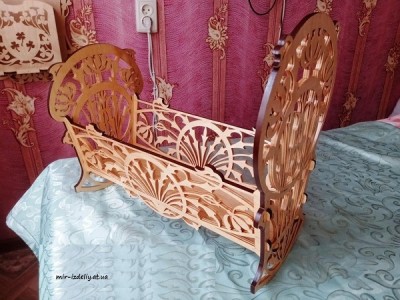 Кроватка для куклы ажурная из фанеры