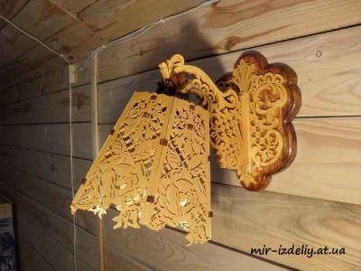 Настенная лампа в розах из фанеры