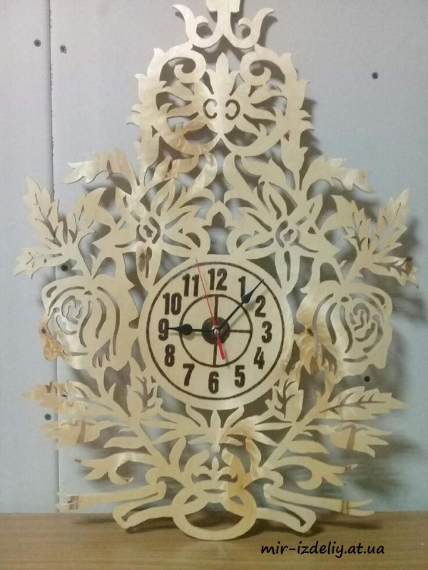 Часы с розами из фанеры