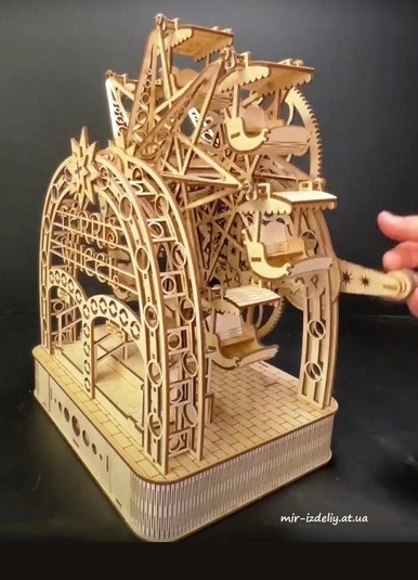 Механическая карусель из фанеры