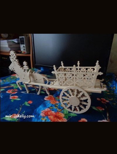 Лошадь с цветком и каретой из фанеры